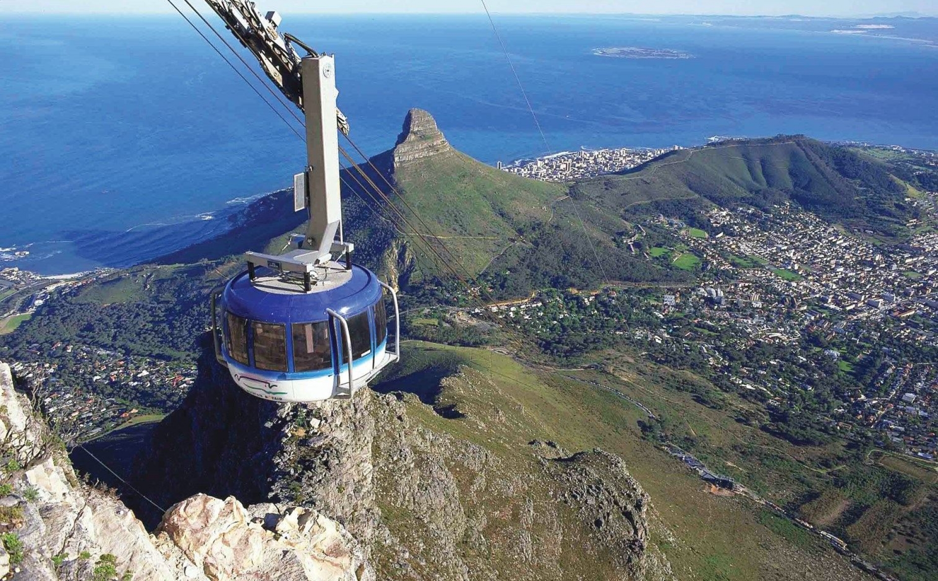 Table mountain. Столовая гора Кейптаун фуникулер. Канатная дорога столовая гора ЮАР. Столовая гора в Кейптауне канатная дорога. Столовая гора подъем ЮАР.