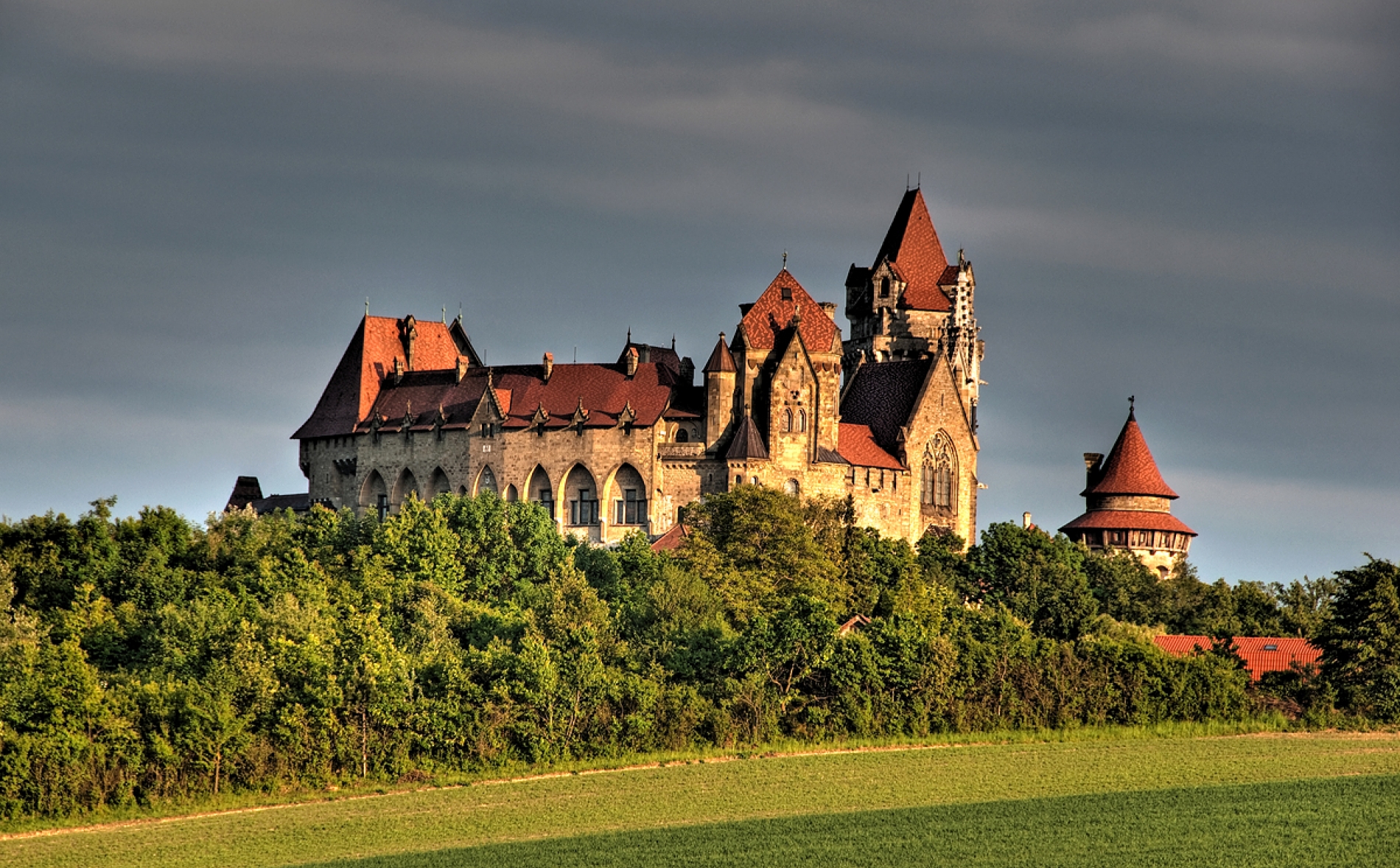 Замок сх. Замок Кройценштайн Австрия. Замок Кройценштайн, Вена, Австрия. Замок рапотенштайн Австрия. Замок Кройценштайн средневековье.